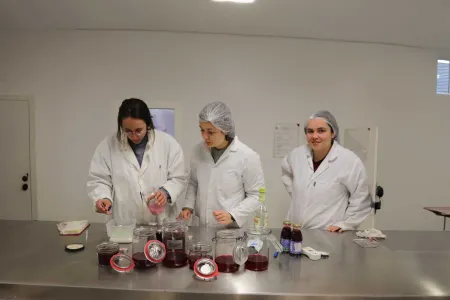 Etudiantes en pleine manipulation dans un laboratoire 