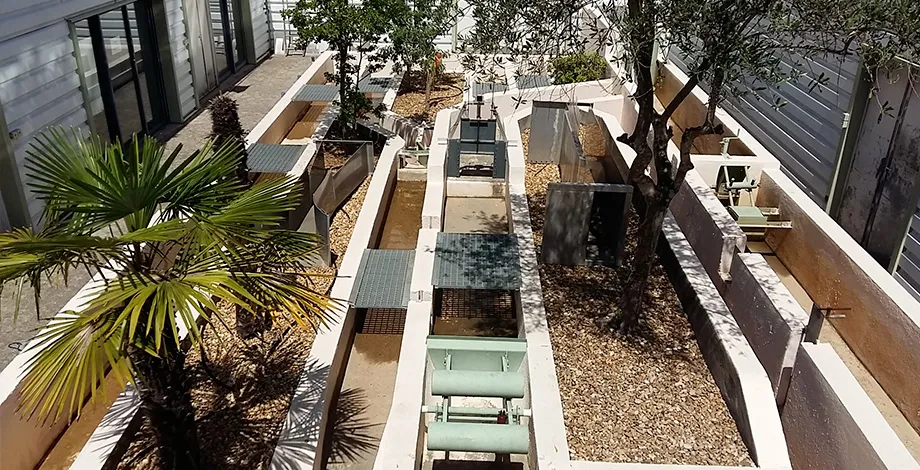 Hydraulic canal in the rural Engineering Hall (research and teaching device)